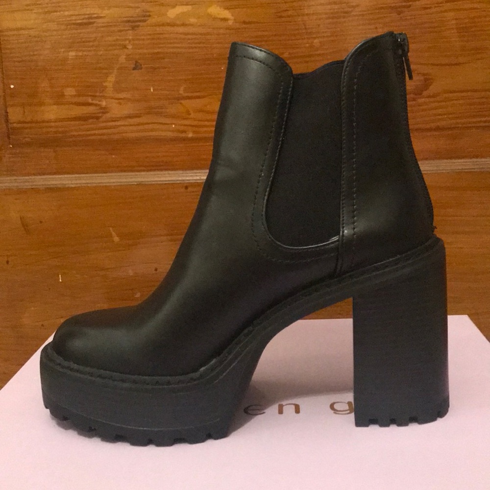Madden Girl Platform Chelsea Boot NIB